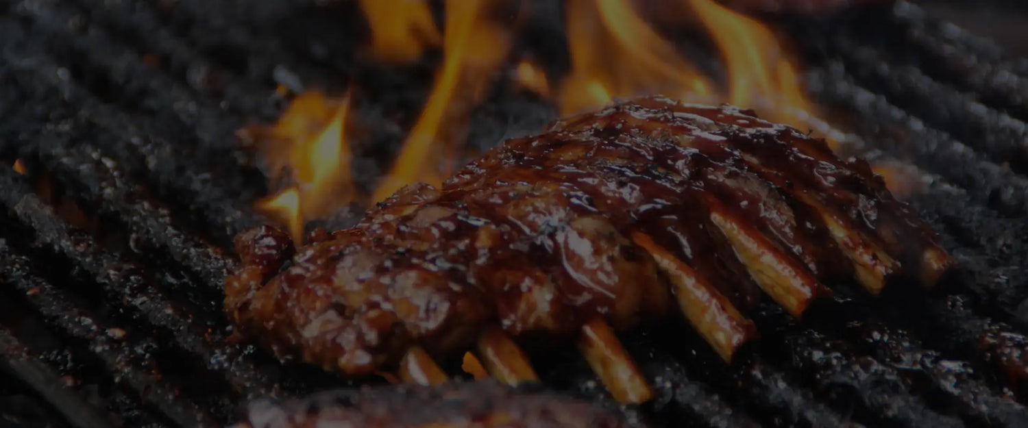 Banner de carne a la parrilla ideal para disfrutar de cortes de carne preparados al carbón con un sabor delicioso.