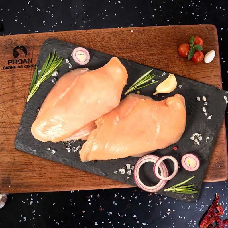 Pechuga de pollo premium ideal para preparar a la plancha, horno o sartén.