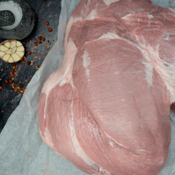 Completa tu cena con nuestra pierna de cerdo sin hueso